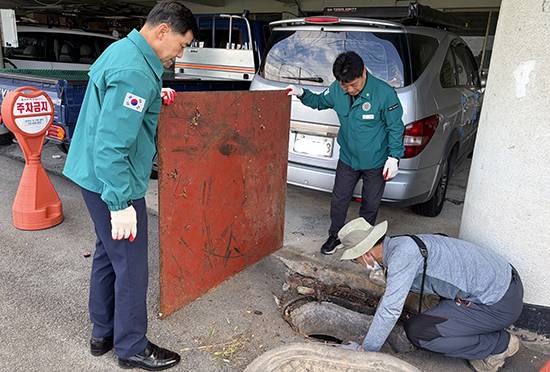 지난 23일 이상정 경산시 맑은물사업본부장과 관계 공무원이 수도검침을 하고 있다. ⓒ경산시