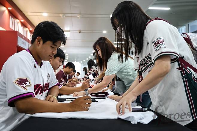 키움 박준현(왼쪽)이 팬들에게 사인을 해주고 있다. /사진=키움 히어로즈 제공
