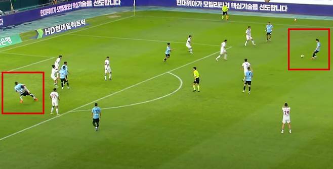 지난 13일 전주월드컵경기장에서 열린 전북 현대와 대전하나시티즌의 후반 13분 경기 상황. 당시 대전 하창래(왼쪽 빨간색 네모)는 공과 상관 없는 위치에서 콤파뇨를 잡아채 넘어뜨렸다. 주심은 이 상황을 그냥 지나친 뒤, 비디오 판독 심판(VAR) 권고에 따라 온 필드 리뷰를 거쳐 전북에 페널티킥을 부여했다. 대한축구협회 심판위원회는 주심의 최초 판정은 적절하지 않았지만, VAR이 개입해 온 필드 리뷰를 권고한 건 적절했다고 봤다. /사진=KFATV 영상 캡처
