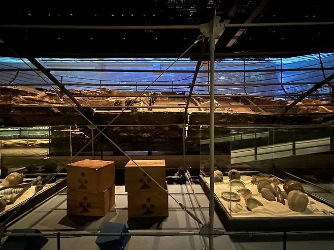 신안선에서 나온 유물 (목포=연합뉴스) 김예나 기자 = 지난 19일 전남 목포시 목포해양유물전시관에 한국 수중고고학의 시작으로 여겨지는 신안선 선체와 유물들이 전시돼 있다. 2025.9.25
yes@yna.co.kr