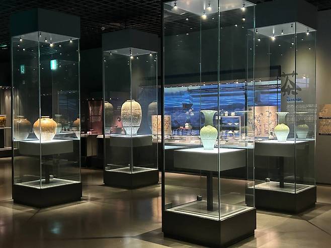 바닷속에서 찾은 유물 (목포=연합뉴스) 김예나 기자 = 지난 19일 전남 목포시 목포해양유물전시관 전시실 모습. 2025.9.25
yes@yna.co.kr