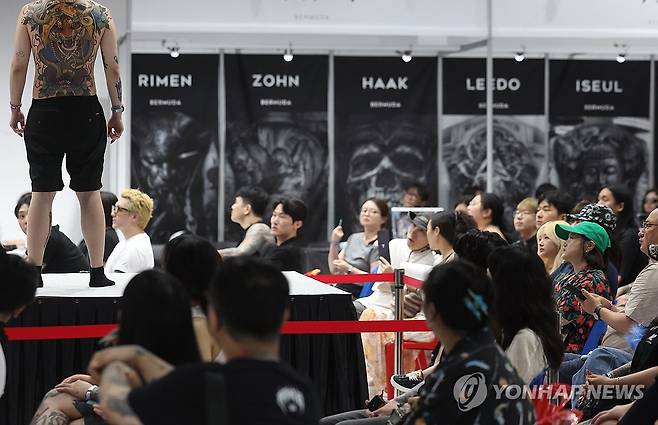 2025 한국문신전 (서울=연합뉴스) 신준희 기자 = 31일 광진구 파이팩토리에서 열린 2025 한국문신전에서 타투 경연대회가 열리고 있다. 2025.8.31 hama@yna.co.kr