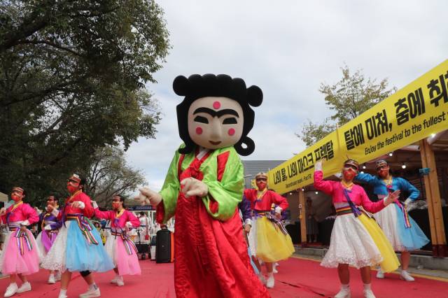 2025년 안동국제탈춤페스티벌이 26일 개막식을 시작으로 10월 5일까지 열흘간 옛 안동역과 탈춤공원, 원도심 일대에서 열린다. 사진은 지난해 탈춤축제 모습. 안동시 제공