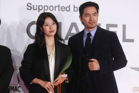 배우 수지와 이진욱이 26일 부산 해운대구 우동 영화의전당에서 열린 제30회 부산국제영화제 폐막식 레드카펫에서 포즈를 취하고 있다. 연합뉴스