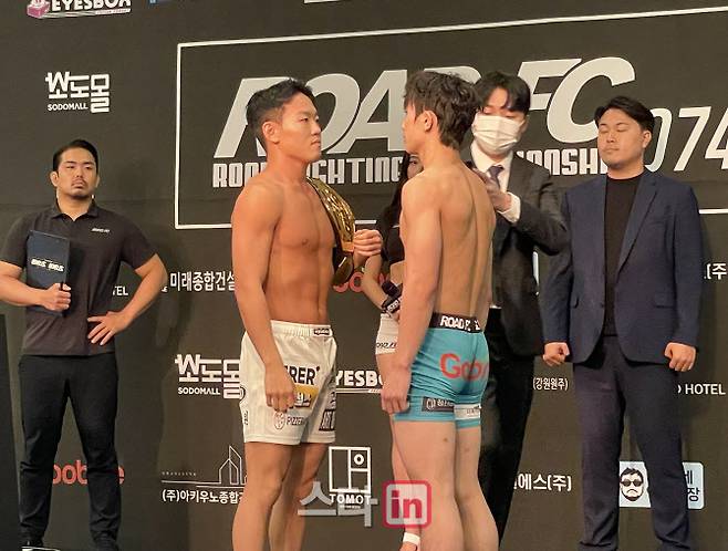 (왼쪽부터)이정현과 편예준이 26일 서울 서대문구 스위스 그랜드 호텔에서 열린 ROAD FC 074 공식 계체량에서 포즈를 취하고 있다.