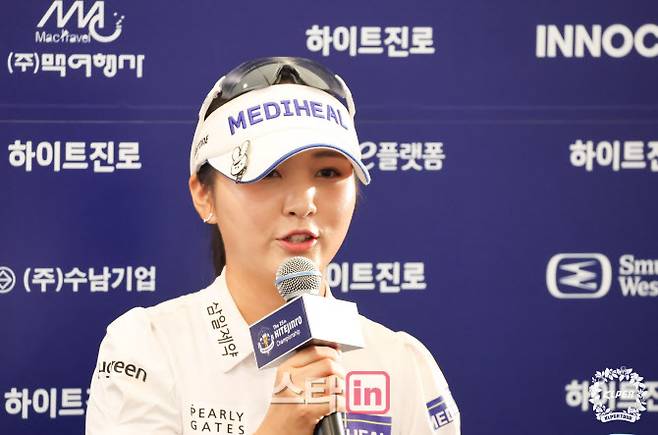 이예원이 26일 경기도 여주시 블루헤런 골프클럽에서 열린 KLPGA 투어 하이트진로 챔피언십 2라운드를 공동 1위로 마친 뒤 기자회견에서 인터뷰하고 있다. (사진=이데일리 골프in 조원범 기자)