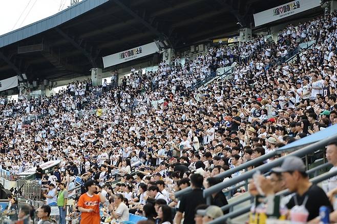관중이 가득 찬 잠실구장의 모습