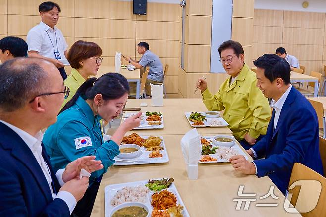 이재명 대통령이 지난 8월 21일 서울 용산 대통령실 청사에서 김현지 총무비서관(왼쪽 맨 위) 등 직원들과 오찬을 하는 모습. (이재명 대통령 SNS. 재판매 및 DB 금지) 2025.8.22/뉴스1 ⓒ News1 허경 기자