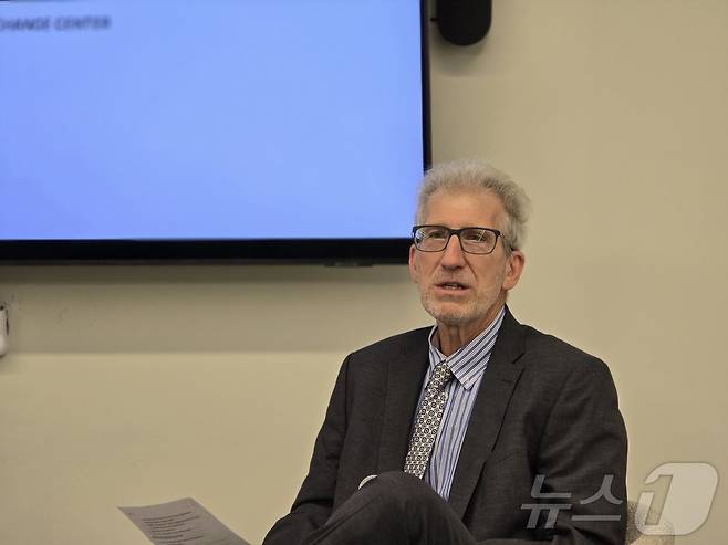 제시 크라이어 미국 조지타운대 법학교수(전 WTO 규범국장)가 25일(현지시간) 워싱턴DC에서 한미의희교류센터(KIPEC) 주최로 열린 라운드 테이블에서 상호관세 소송 진행 경과와 향후 관세에 미칠 영향을 주제로 발언하고 있다. 2025.09.25. ⓒ News1 류정민 특파원