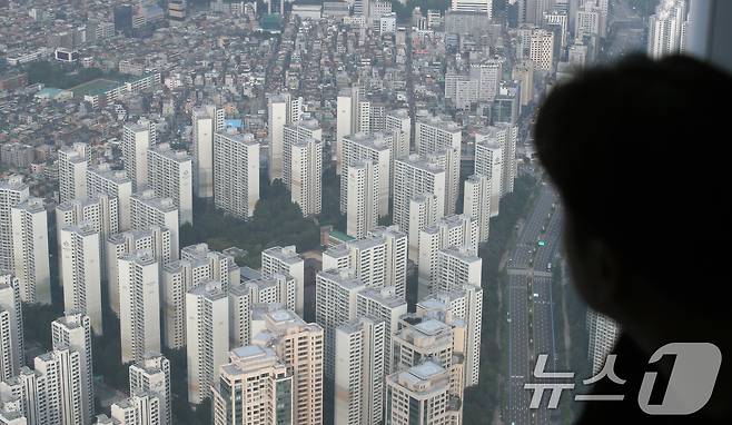 서울 송파구 롯데월드타워 서울스카이에서 바라본 서울시내 아파트 단지 모습. 뉴스1 ⓒ News1 임세영 기자