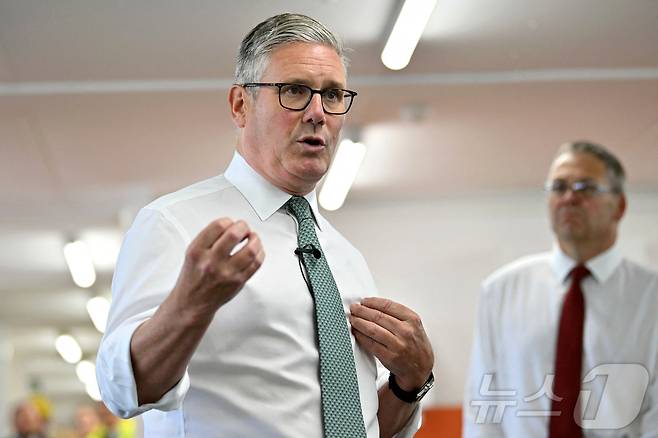 키어 스타머 영국 총리가 4일(현지시간) 스코틀랜드 글래스고의 한 조선소를 방문해 직원들과 대화하고 있다. 2025.09.04 ⓒ 로이터=뉴스1 ⓒ News1 김지완 기자