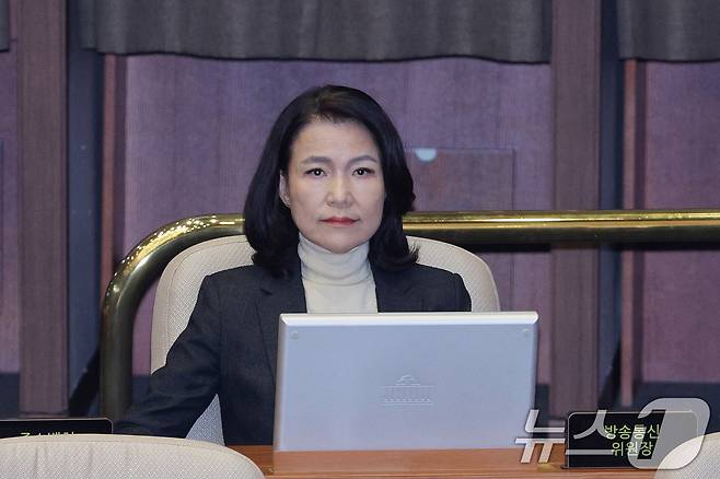 이진숙 방송통신위원장이 26일 서울 여의도 국회에서 열린 제429회국회(정기회) 9차 본회의에서 방송미디어통신위원회의 설치 및 운영에 관한 법률안(대안)에 대한 최형두 국민의힘 의원의 무제한 토론(필리버스터)을 듣고 있다. 2025.9.26/뉴스1 ⓒ News1 신웅수 기자