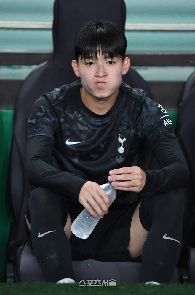 토트넘 양민혁이 3일 서울 월드컵경기장에서 열린 2025 쿠팡플레이 시리즈 뉴캐슬과 경기 전 벤치에서 경기 시작을 기다리고 있다. 2025. 8. 3. 최승섭기자 thunder@sportsseoul.com