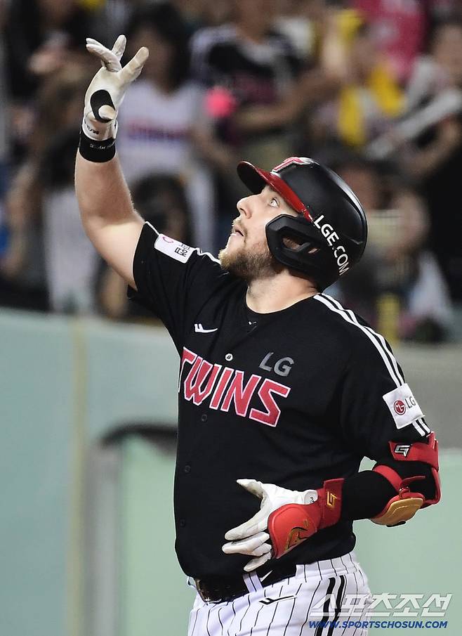 25일 울산 문수야구장에서 열린 KBO리그 롯데와 LG의 경기. 5회초 LG 오스틴이 롯데 감보아를 상대로 3점 홈런을 날렸다. 세리머니를 펼치고 있는 오스틴. 울산=송정헌 기자songs@sportschosun.com/2025.09.25/