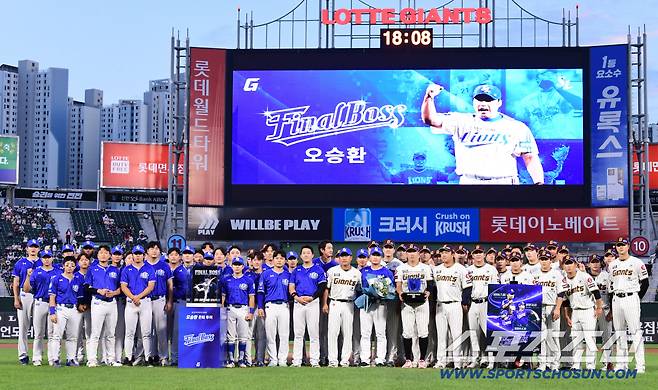 26일 부산 사직야구장에서 열린 KBO리그 롯데와 삼성의 경기. 오승환 은퇴투어가 열렸다. 양 팀 선수들과 함께 기념 포즈를 취하고 있는 오승환. 부산=송정헌 기자songs@sportschosun.com/2025.09.26/