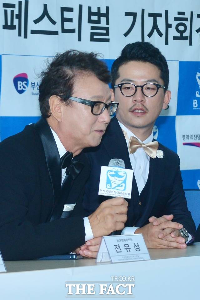 개그계의 대부로 잘 알려진 전유성이 위독한 상태로 확인됐다. 전유성은 지난 7월 초 기흉 관련 시술을 받은 바 있고, 이후 호흡 곤란 증상이 지속돼 다시 병원을 찾았다가 입원한 것으로 알려졌다. /더팩트 DB