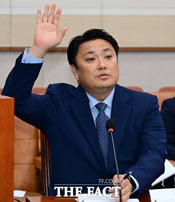 '멋진 해병' 카톡방 참가자인 최택용 씨가 2024년 10월 14일 오후 서울 여의도 국회 법제사법위원회에서 열린 고위공직자범죄수사처에 대한 국정감사에 출석해 손을 들고있다. /국회=남윤호 기자