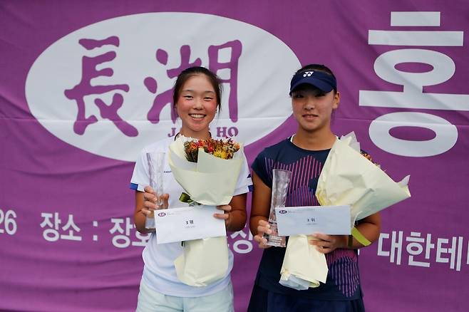 여자부 공동 3위를 기록한 임사랑과 이예린(오른쪽)