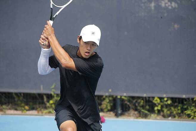 경기 중 백핸드를 구사하는 조세혁