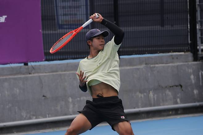 왼손잡이 조민혁이 화려한 포핸드를 구사하고 있다.