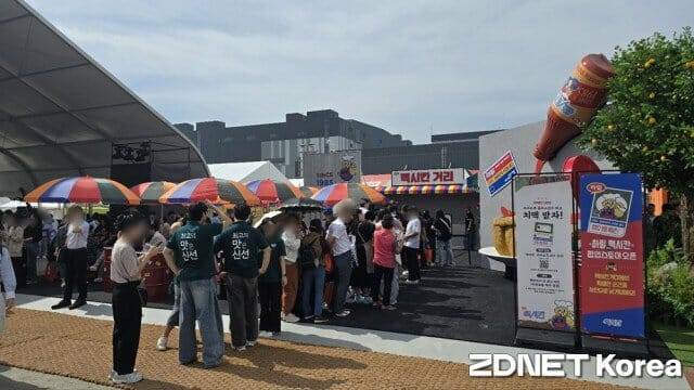 'NS푸드페스타2025 in 익산' 내 하림 멕시칸치킨 팝업스토어에 관람객들이 줄을 선 모습.