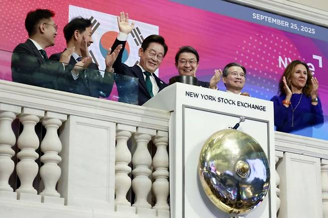 이재명 대통령이 25일(현지시간) 미국 뉴욕 증권거래소에서 개장을 알리는 버튼을 누른 뒤 손을 흔들고 있다. 연합뉴스