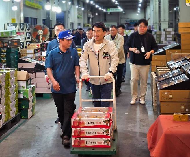 김진태 강원특별자치도지사는 26일 아침 6시 추석 명절을 앞두고 춘천 사농동 농수산물도매시장을 찾아 소양강 복숭아 상자를 운반하고 있다. 강원특별자치도 제공