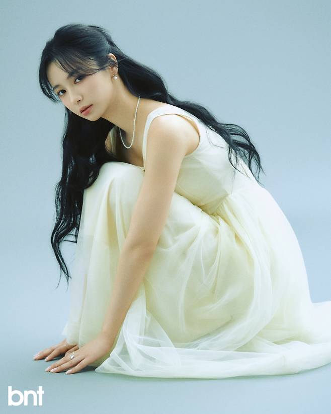 원피스는 트릿유어셀프, 슈즈는 착한구두, 이어링은 비블링, 네크리스는 제이와이디디엠 제품.