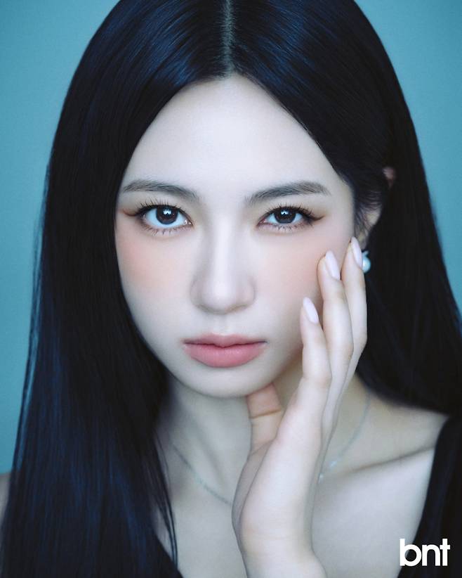 원피스는 에트오소메, 이어링과 네크리스는 제이와이디디엠 제품.