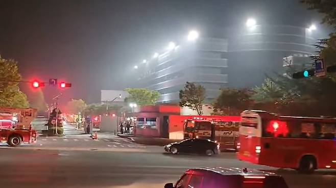 26일 밤 국가정보자원관리원 대전 본원 전산실에서 화재가 발생한 가운데 소방차가 출동해 진화 작업을 벌이고 있다./X