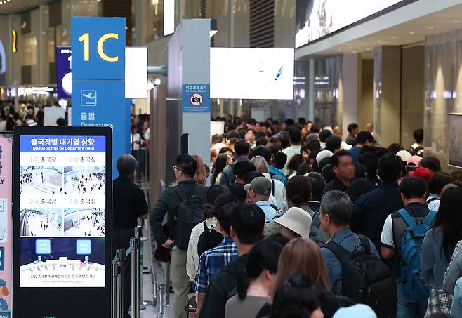 지난 19일 인천국제공항 제2여객터미널 출국장에서 시민들이 줄을 서고 있다. /연합뉴스