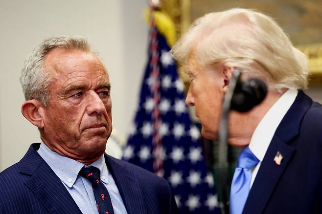 도널드 트럼프 미국 대통령이 2025년 9월 22일 미국 워싱턴 D.C. 백악관에서 발표를 하는 동안 로버트 F. 케네디 주니어 미국 보건복지부 장관을 바라보고 있다. /연합뉴스