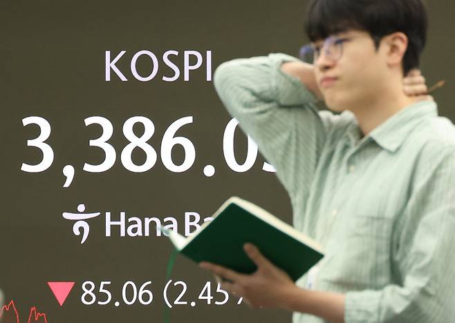 코스피지수가 급락한 26일 서울 중구 하나은행 딜링룸 현황판에 종가가 표시돼 있다. /연합뉴스