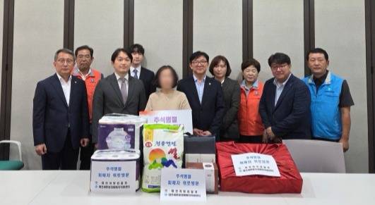 대전지방검찰청과 대전세종범죄피해자지원센터가 26일 추석을 앞두고 범죄 피해자 가정을 위문하고 생필품과 긴급생계비를 전달했다. 대전세종범죄피해자지원센터 제공