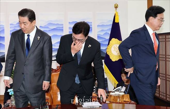 우원식 국회의장(가운데)과 김병기 더불어민주당(왼쪽), 송언석 국민이힘 원내대표가 25일 국회의장 집무실에서 열린 의장 주재 여야원내대표 회동에서 기념촬영을 마친후 고개 돌려 자리로 앉아 있다. ⓒ데일리안 홍금표 기자