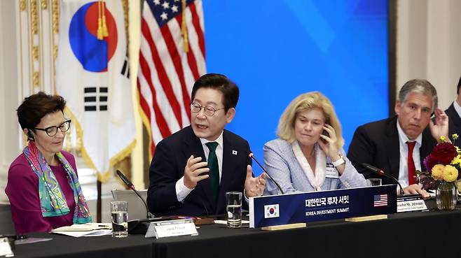 이재명 대통령이 25일(현지 시간) 미국 뉴욕 증권거래소에서 열린 대한민국 투자 써밋에서 발언하고 있다. 뉴욕=송은석 기자 silverstone@donga.com