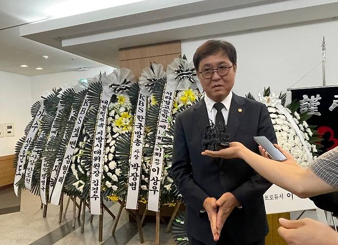 26일 오후 서울아산병원 장례식장에서 최휘영 문화체육관광부 장관이 취재진의 물음에 답하고 있다. 김민제 기자