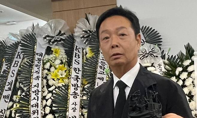 26일 오후 서울아산병원 장례식장에서 개그맨 김학래가 취재진의 물음에 답하고 있다. 김민제 기자