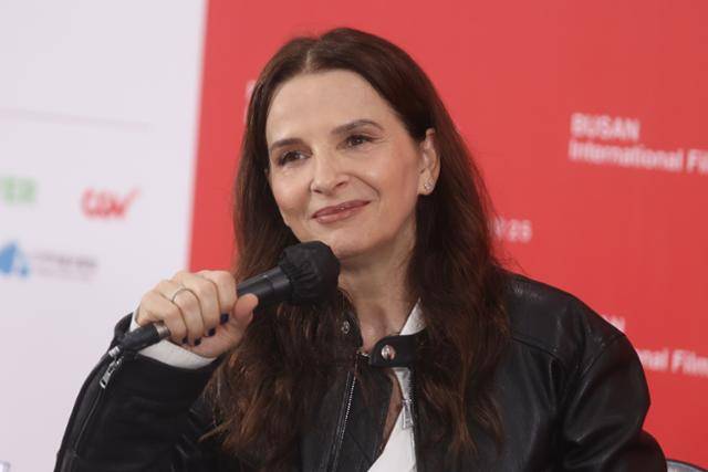 배우 겸 감독 쥘리에트 비노슈가 25일 부산 해운대구 우동 영화의전당에서 열린 제30회 부산국제영화제 기자간담회에서 인사말을 하고 있다. 부산=연합뉴스