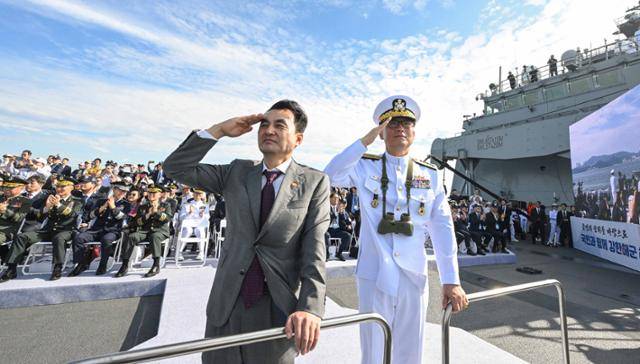 해군 관함식이 진행된 26일 부산 인근 해역에서 안규백(왼쪽) 국방부 장관과 강동길 해군참모총장이 경례하고 있다. 해군 제공
