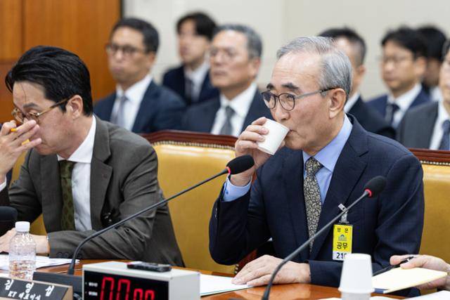 김영섭 KT 대표이사가 24일 국회 과학기술정보방송통신위원회에서 열린 대규모 해킹사고(통신·금융) 관련 청문회에 출석해 물을 마시고 있다. 뉴스1