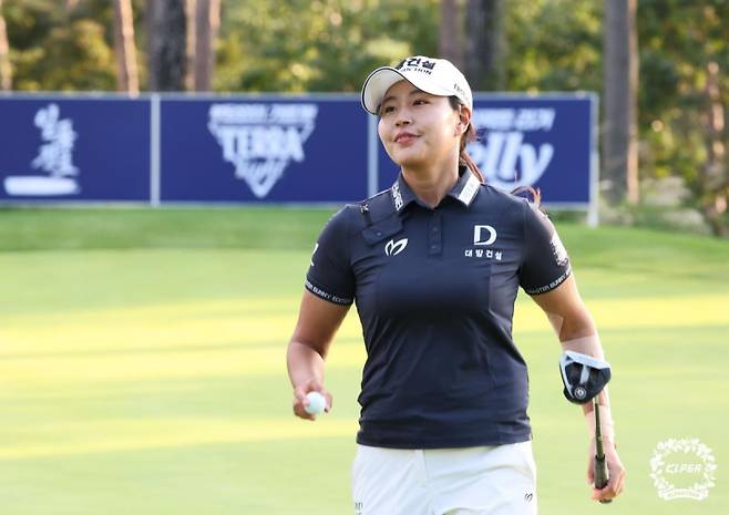 하이트진로 챔피언십 2라운드에 공동 선두로 올라선 성유진. KLPGA 제공