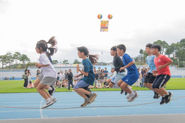 ▲ 22일~24일까지 사흘간 열린 제43회 고성 수성문화제에 참가한 지역 어린이들이 줄넘기를 하고 있다.