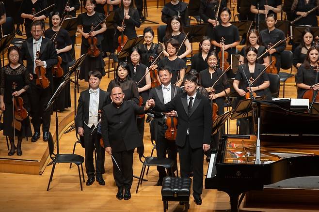 지난 25일 서울 롯데콘서트홀에서 열린 서울시립교향악단 공연에서 얍 판 츠베덴 서울시향 음악감독과 피아니스트 박재홍이 관객들에게 인사하고 있다. / 사진출처. 서울시립교향악단