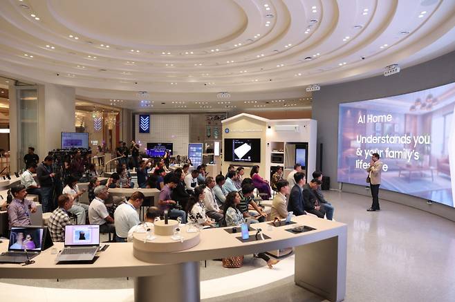 삼성전자가 인도 뭄바이 삼성 BKC 플래그십 스토어에서 현지 미디어와 거래선을 대상으로 최신 'AI 홈'의 차별화된 고객 경험을 소개했다. 삼성전자 제공