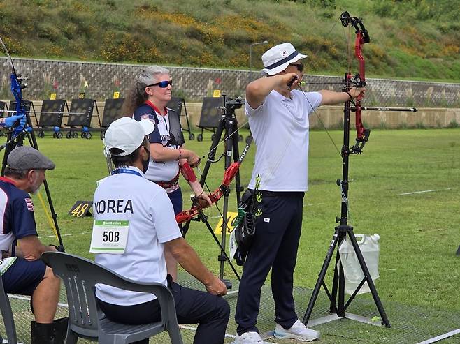 26일 세계양궁연맹(WA)·광주광역시 주최 세계장애인양궁선수권대회가 열린 광주국제양궁장에서 전맹 등급으로 준결승에 진출한 조종석씨가 활을 조준하고 있다.