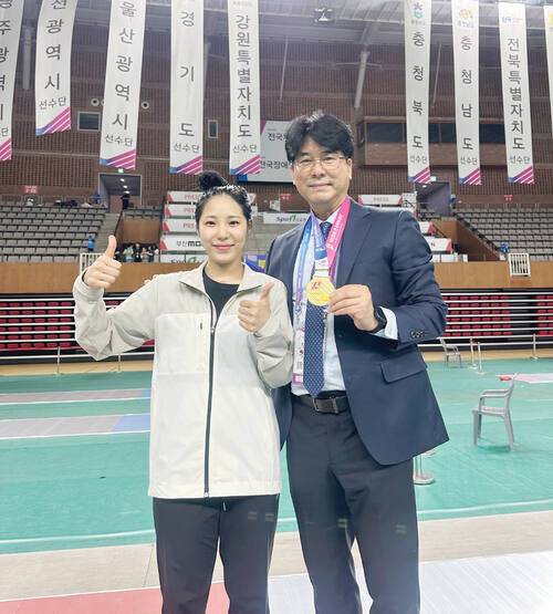 지난 25일 부산시 스포원파크 금정실내체육관에서 열린 ‘제106회 전국체육대회’ 사전경기 펜싱 여자일반부 플뢰레 개인전에서 우승을 차지한 안산시청 최민서(안산시청·왼쪽)가 기념촬영을 하고 있다. 경기도펜싱협회 제공