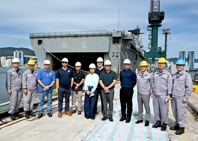 미 해군이 HJ중공업의 기술력에 합격점을 줬다. 사진은 지난 23일 부산 영도조선소에서 HJ중공업과 미 해군 관계자들이 현장 실사를 하던 모습. /사진=HJ중공업