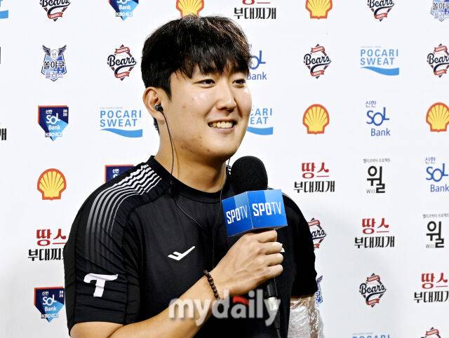 10일 오후 서울 잠실야구장에서 진행된 '2025 프로야구 KBO리그' 두산베어스와 LG트윈스의 경기. LG 손주영이 시즌 10승을 달성한 뒤 미소를 짓고 있다./마이데일리