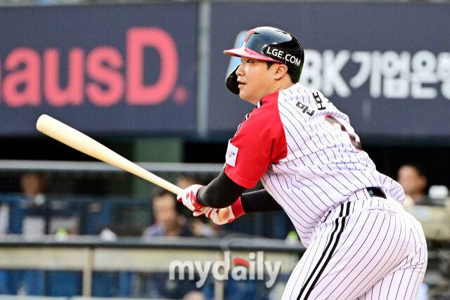 7일 오후 서울 잠실야구장에서 진행된 '2025 신한 SOL뱅크 KBO 리그' SSG-LG의 경기. LG 문보경이 4회말 무사 3에서 적시타를 때리고 있다./마이데일리